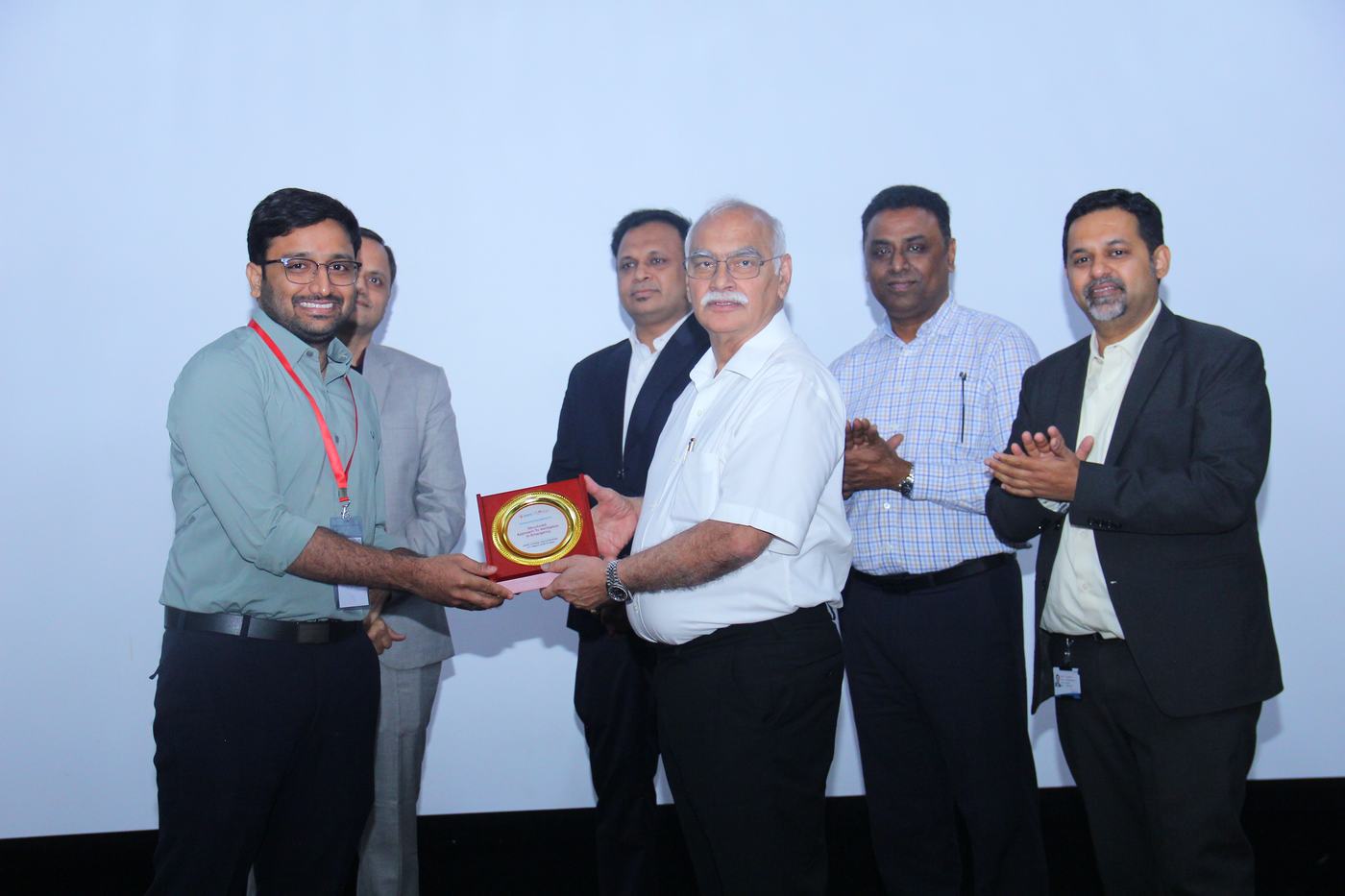 Dr. Suchit Jogu receiving the Best Paper Award for Structured Approach to Ventilation in Emergency at a pediatric critical care conference